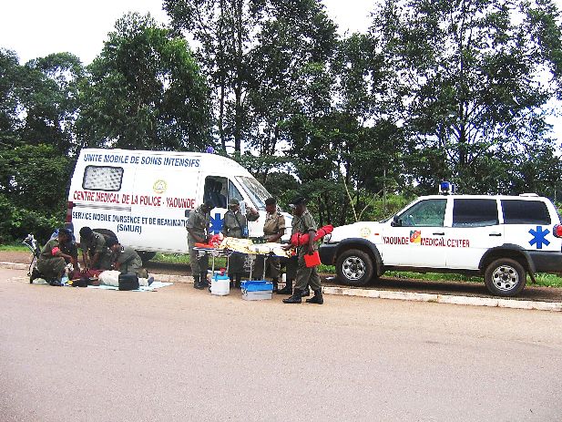 Équipe de secours préparant une prise en charge devant une unité mobile de soins intensifs
