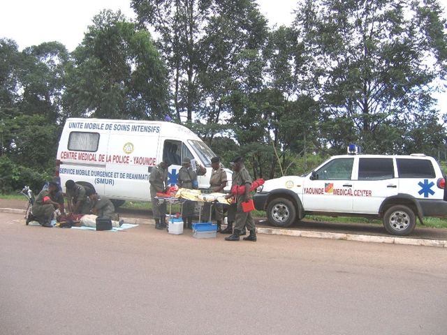 Exercice aux côtés de l'unité mobile de soins intensifs de la police