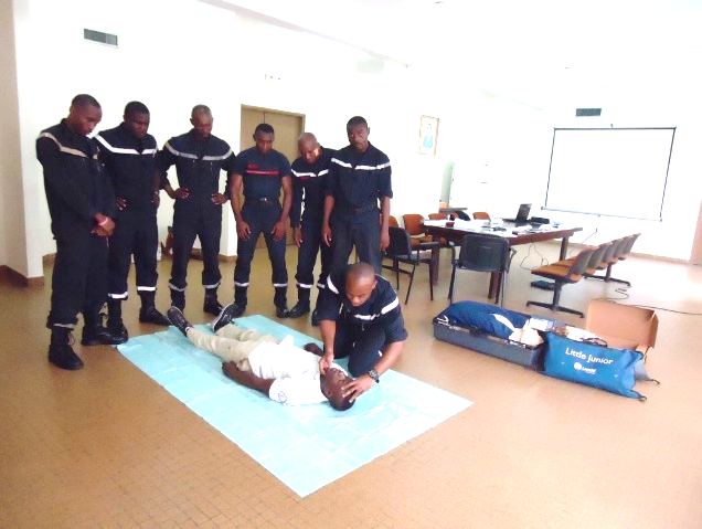 Formation de sapeurs-pompiers au massage cardiaque