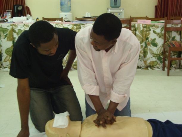 Apprentissage du massage cardiaque sous le regard d'un formateur