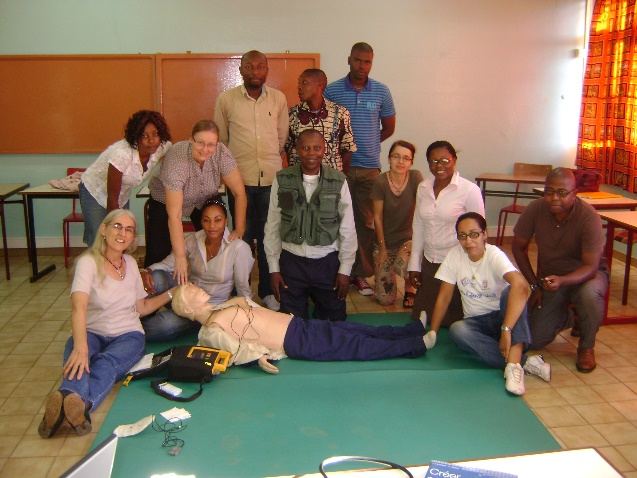 Groupe de stagiaires réunis autour d'un mannequin de formation
