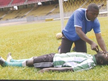 Premiers secours auprès d'un joueur sur un terrain de football