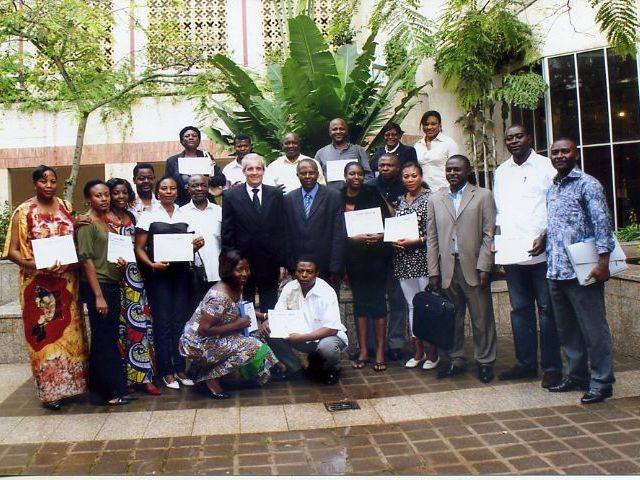 Participants posant avec leurs attestations de formation
