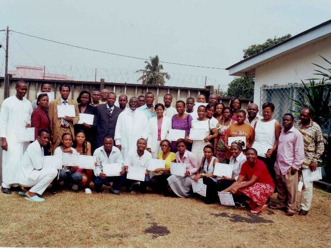 Promotion de stagiaires réunie en extérieur avec leurs attestations