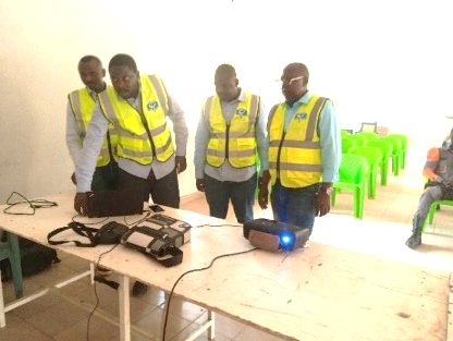 Instructeurs préparant le matériel pédagogique d'une session