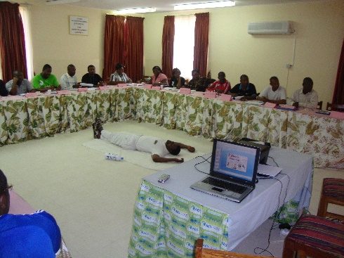 Futurs moniteurs en salle de formation autour d'une mise en situation