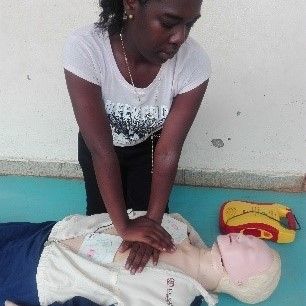 Stagiaire pratiquant un massage cardiaque sur mannequin