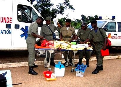 Équipe de secours et matériel d'intervention devant une ambulance