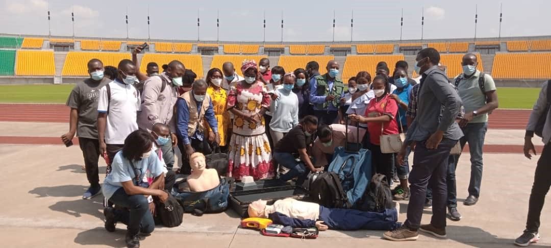 Participants d'une formation réunis dans un stade