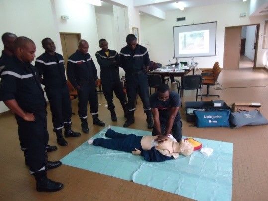 Démonstration des gestes de secours devant un groupe SST